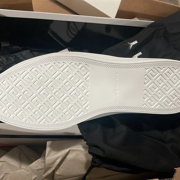 Brand new size 13.!!